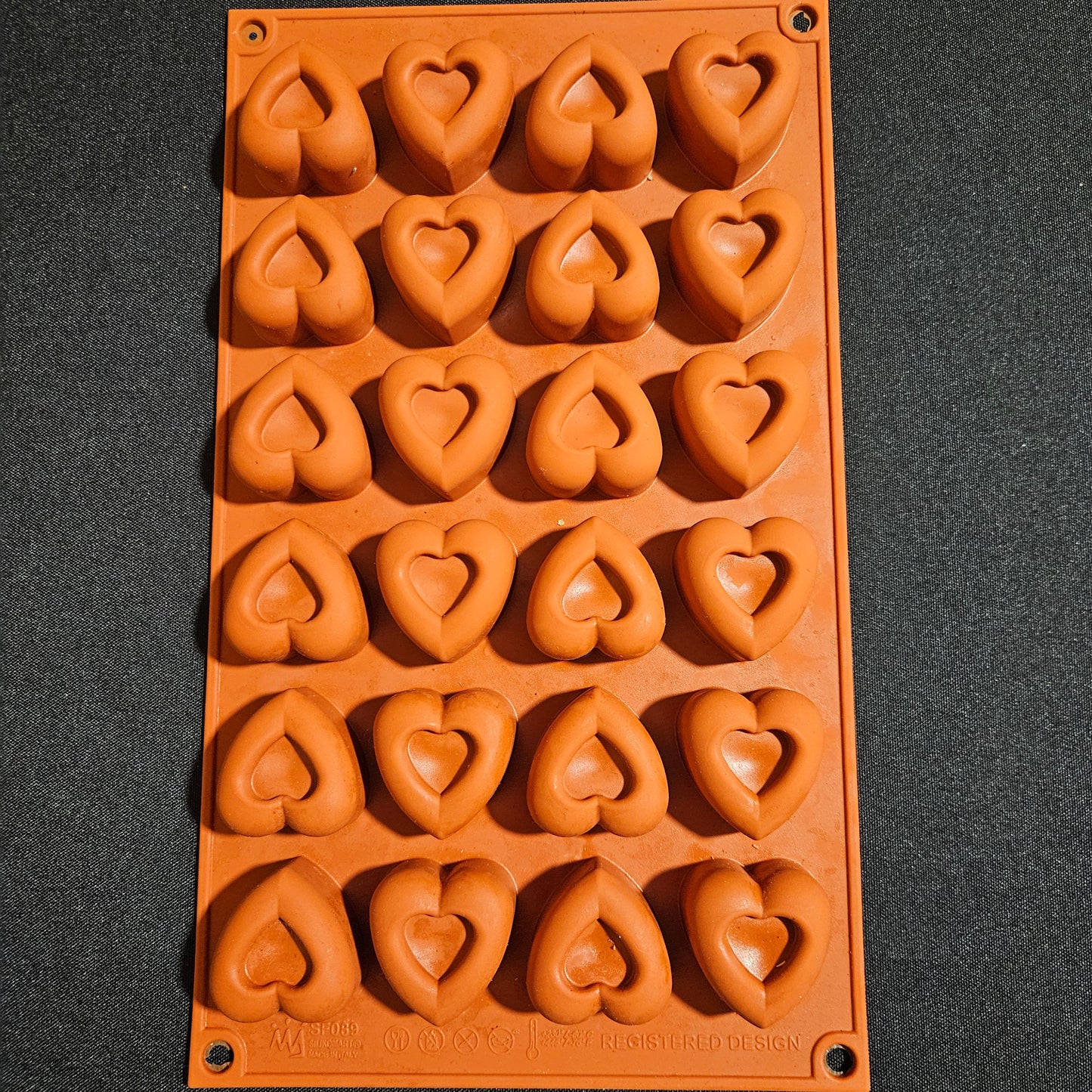 Moule en silicone mini cœurs creusés Silikomart