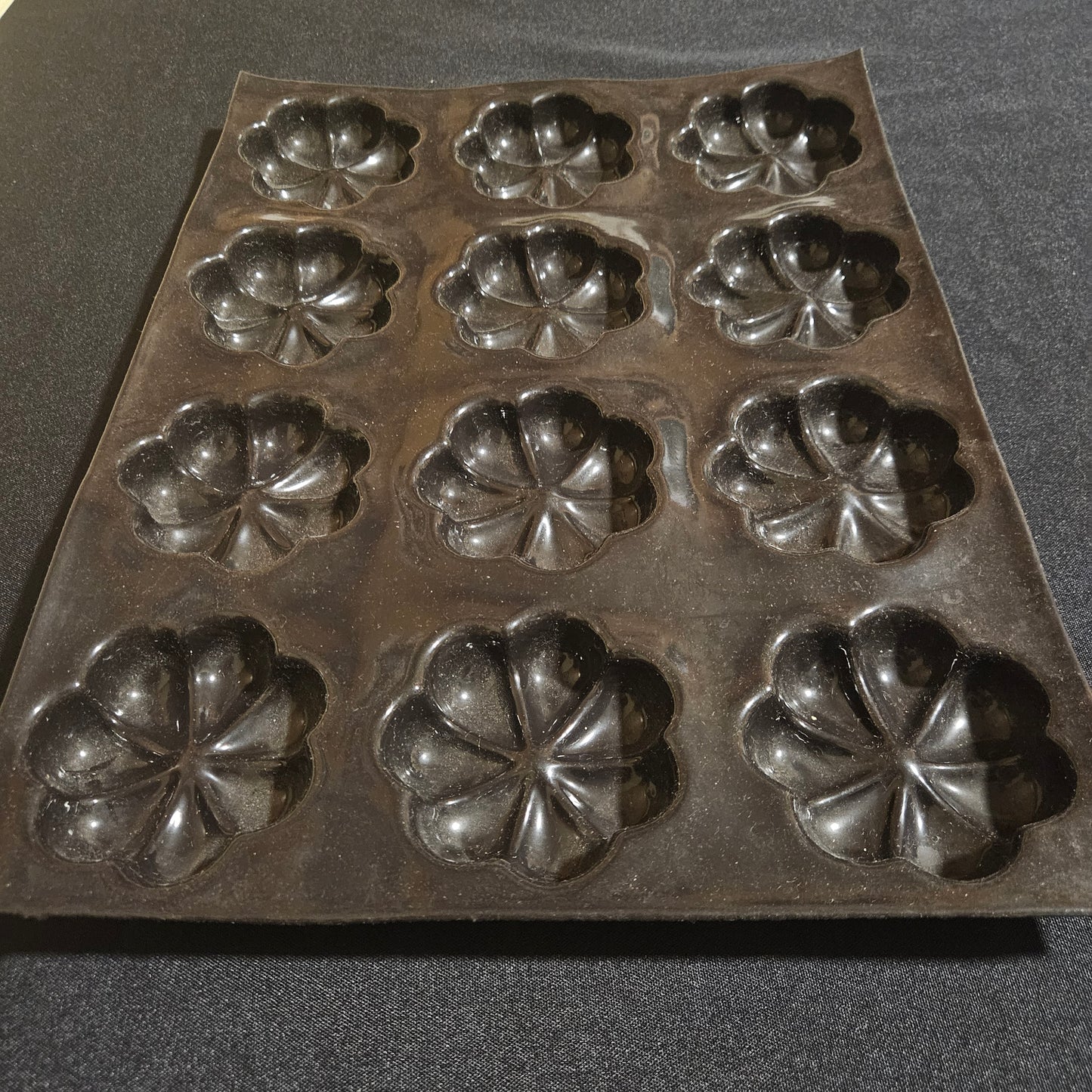Moule en silicone 12 fleurs / marguerites Flexipan