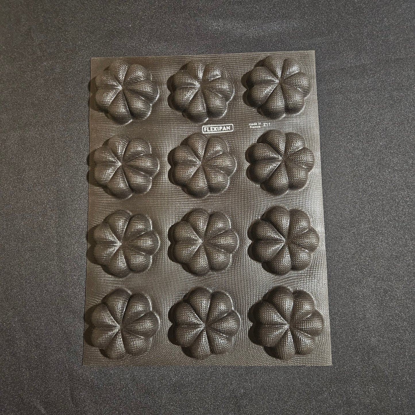 Moule en silicone 12 fleurs / marguerites Flexipan