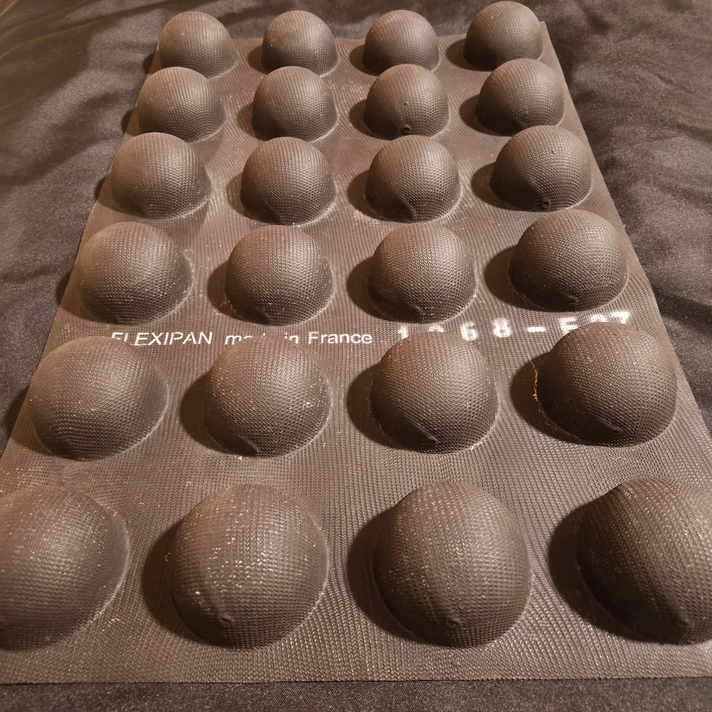 Moule en silicone Demi sphère 7cm Flexipan 40 x 60