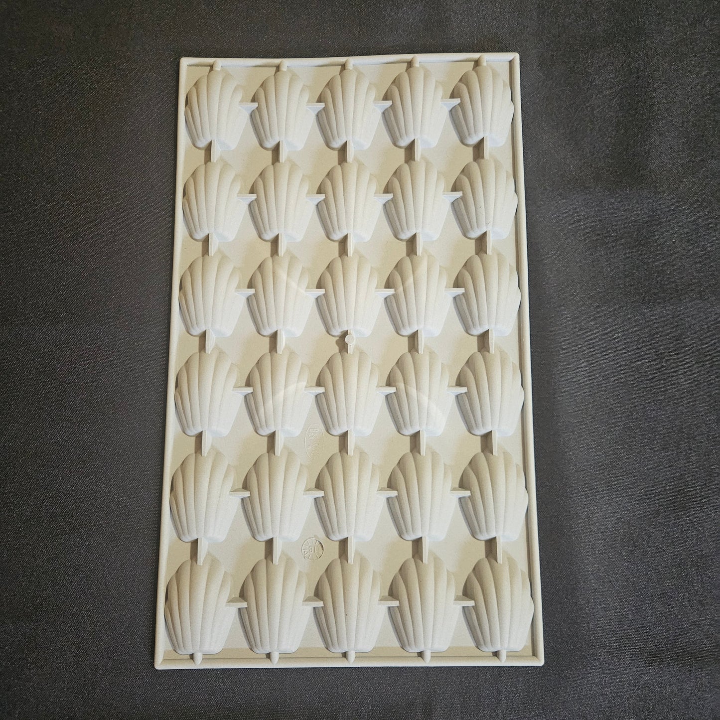 Moule en silicone 30 mini madeleines De Buyer