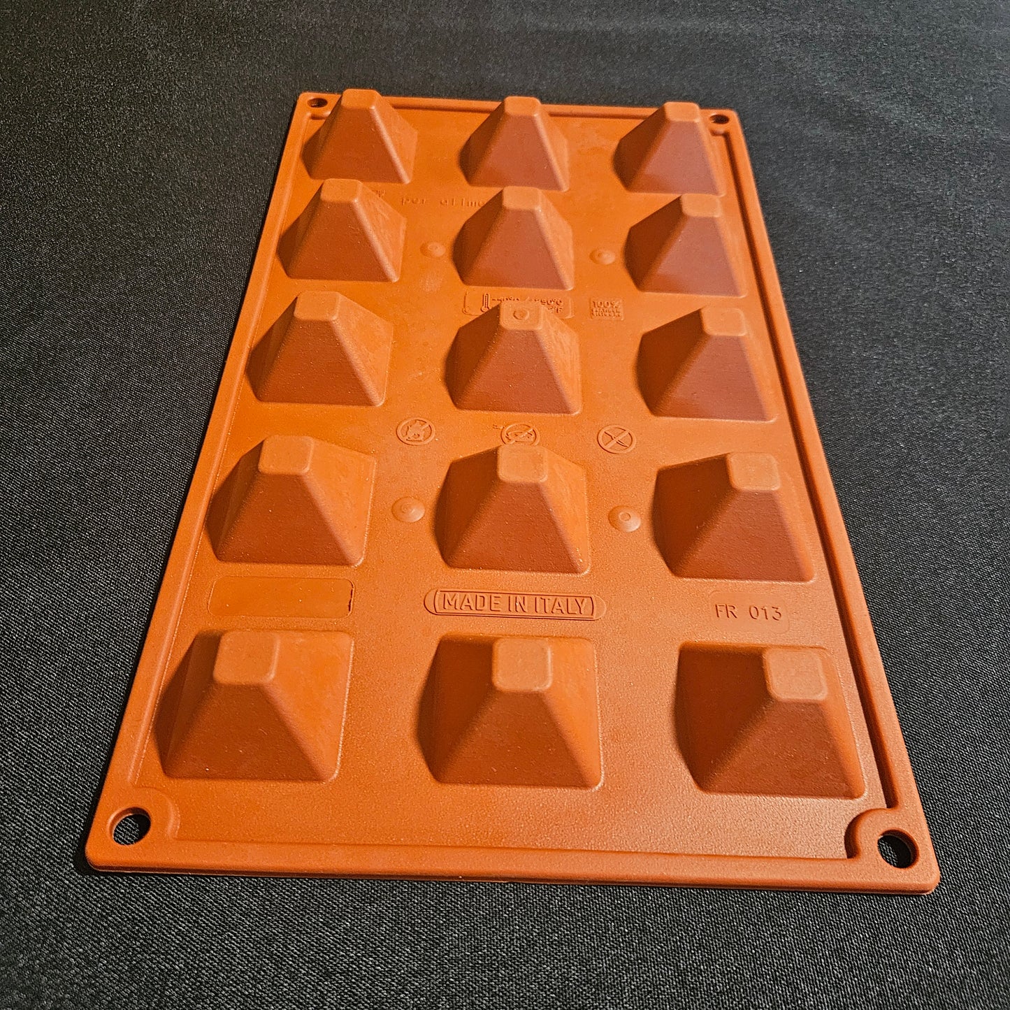 Moule en silicone mini pyramides Pavoni