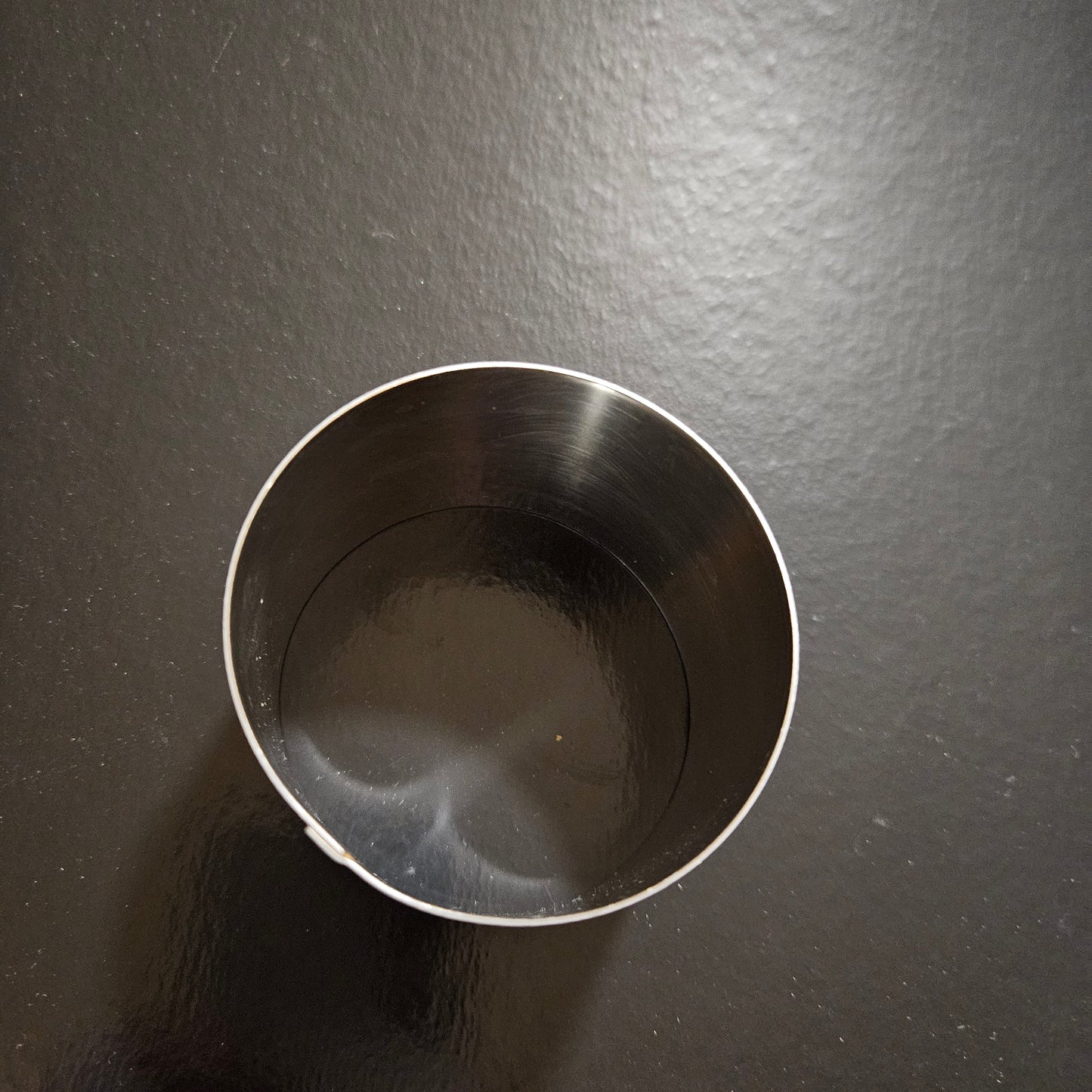 Cercle en inox Mallard Ferrière, hauteur 4.5 cm.
