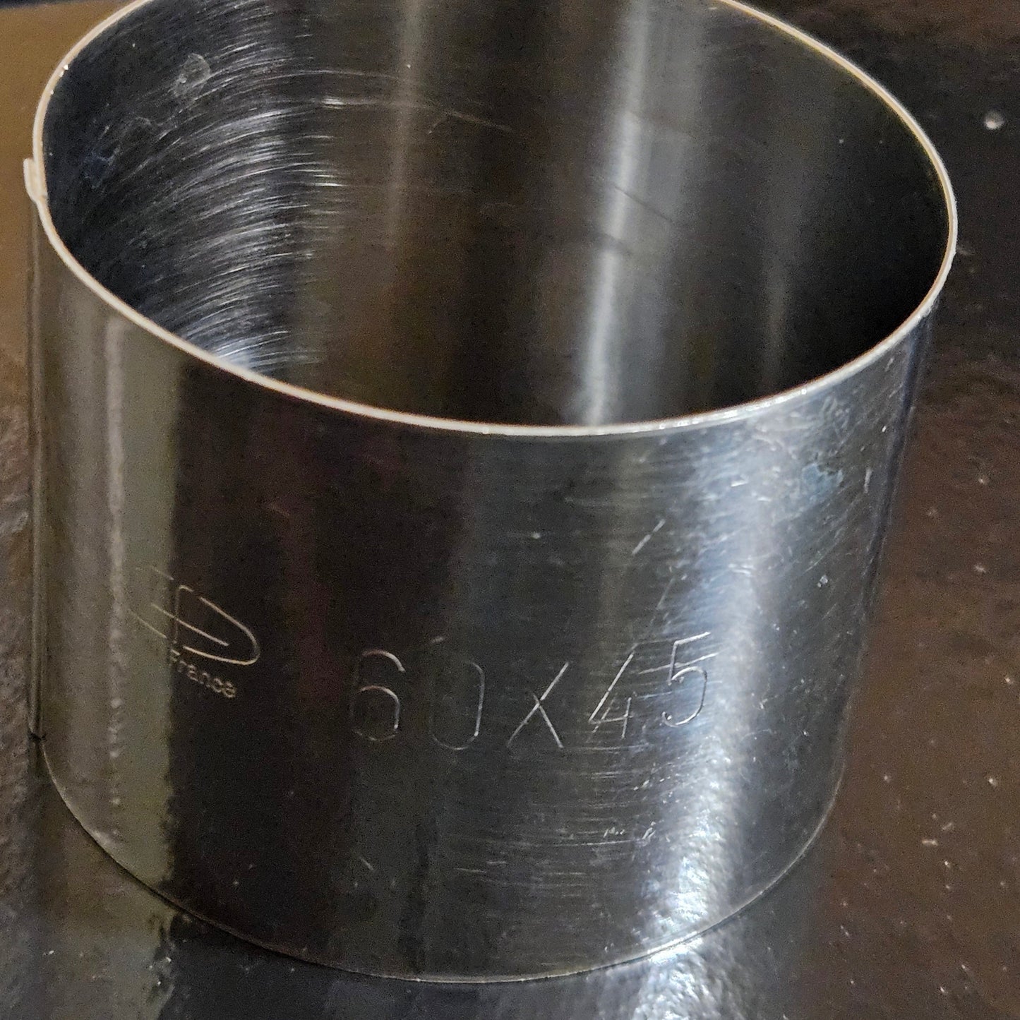 Cercle en inox Mallard Ferrière, hauteur 4.5 cm.