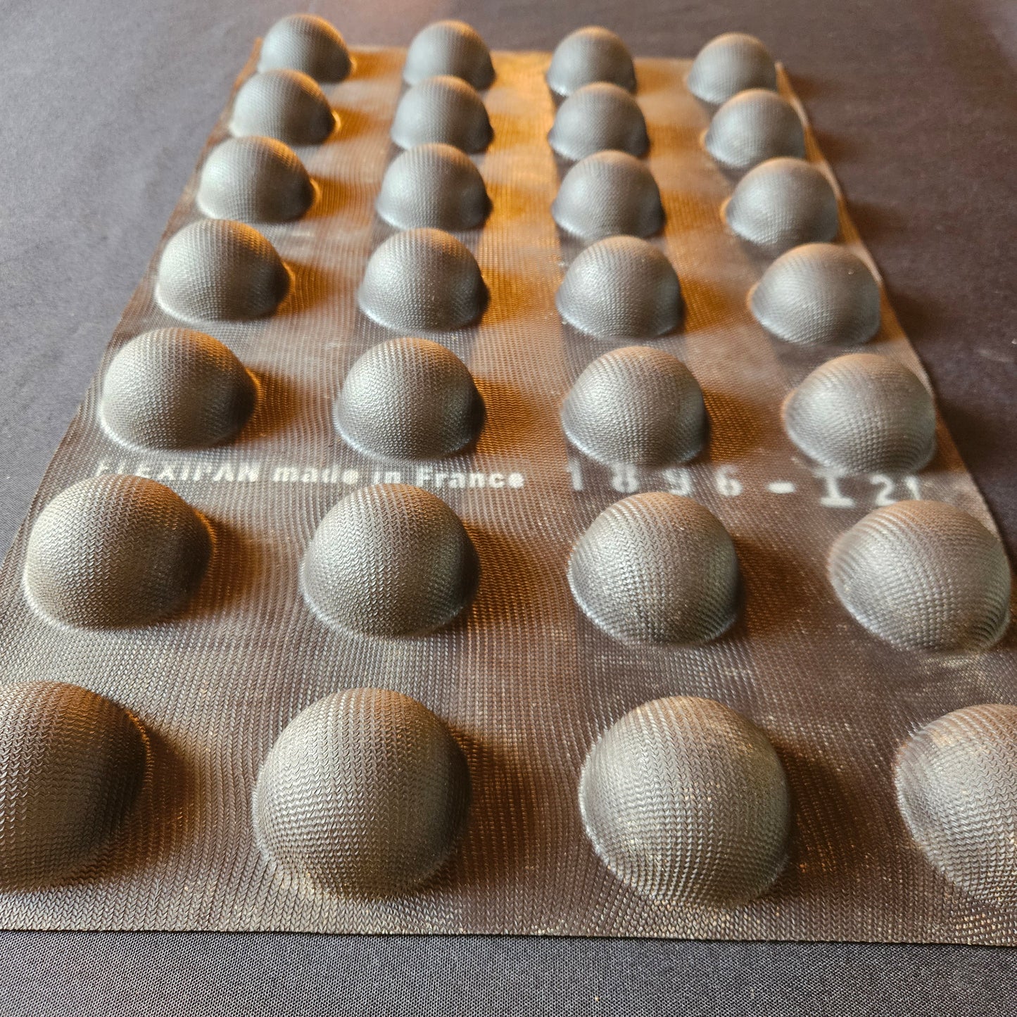Moule en silicone Demi sphère Flexipan 5.8cm