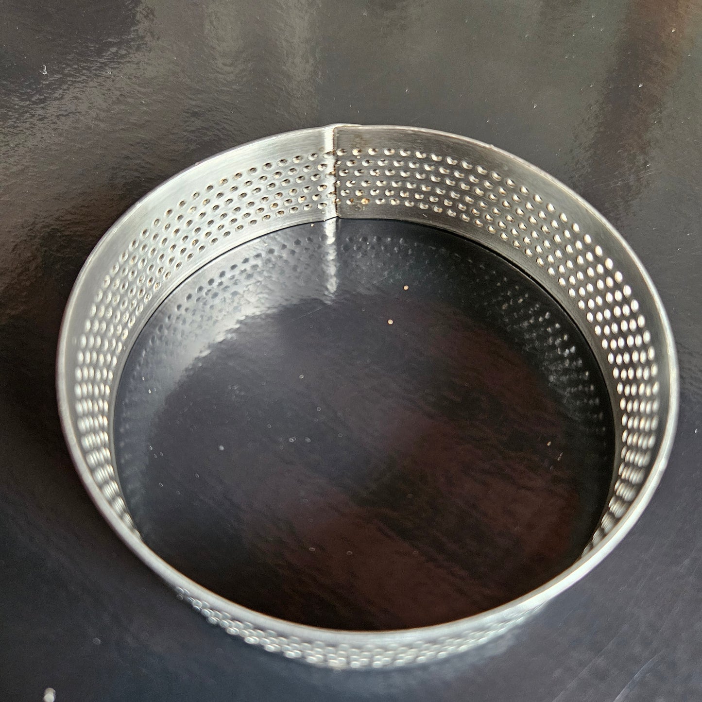 Cercle en inox perforé Lacor, Hauteur 2 cm.