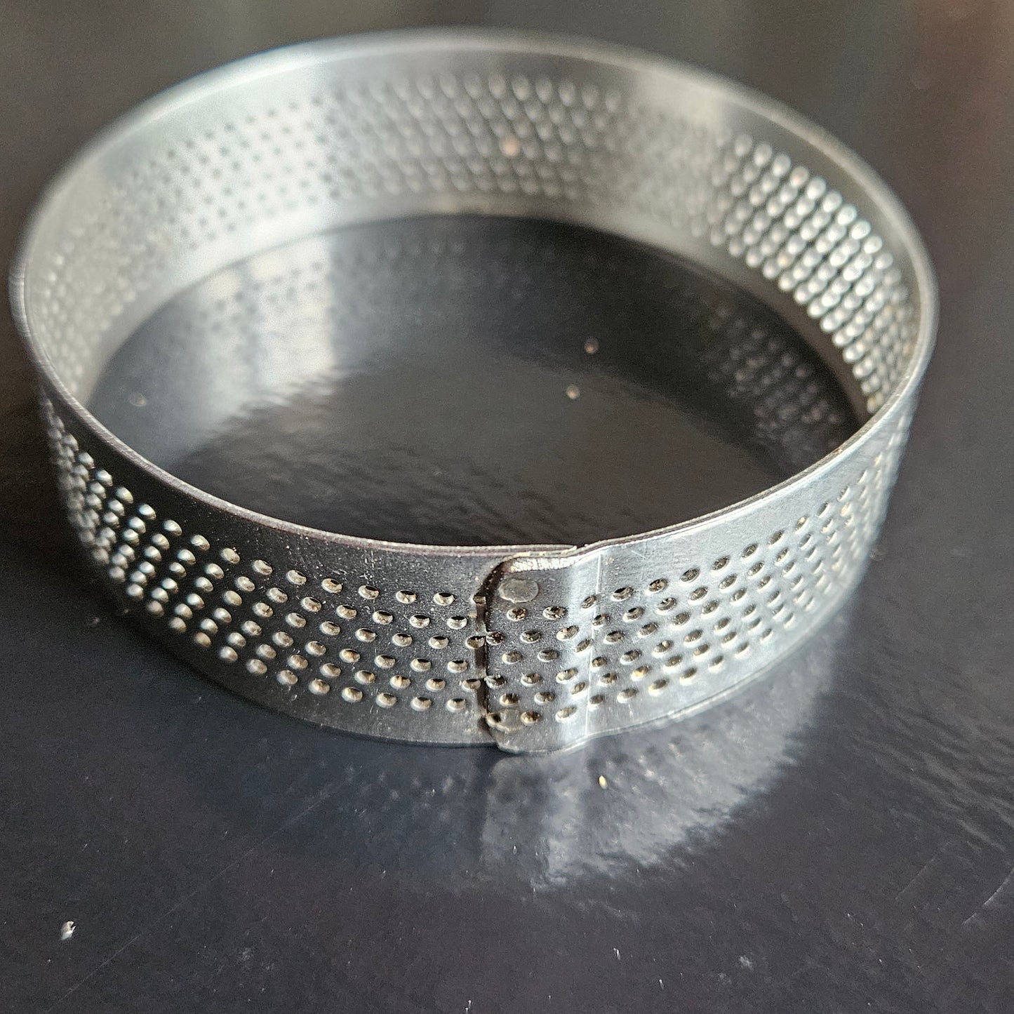 Cercle en inox perforé Lacor, Hauteur 2 cm.