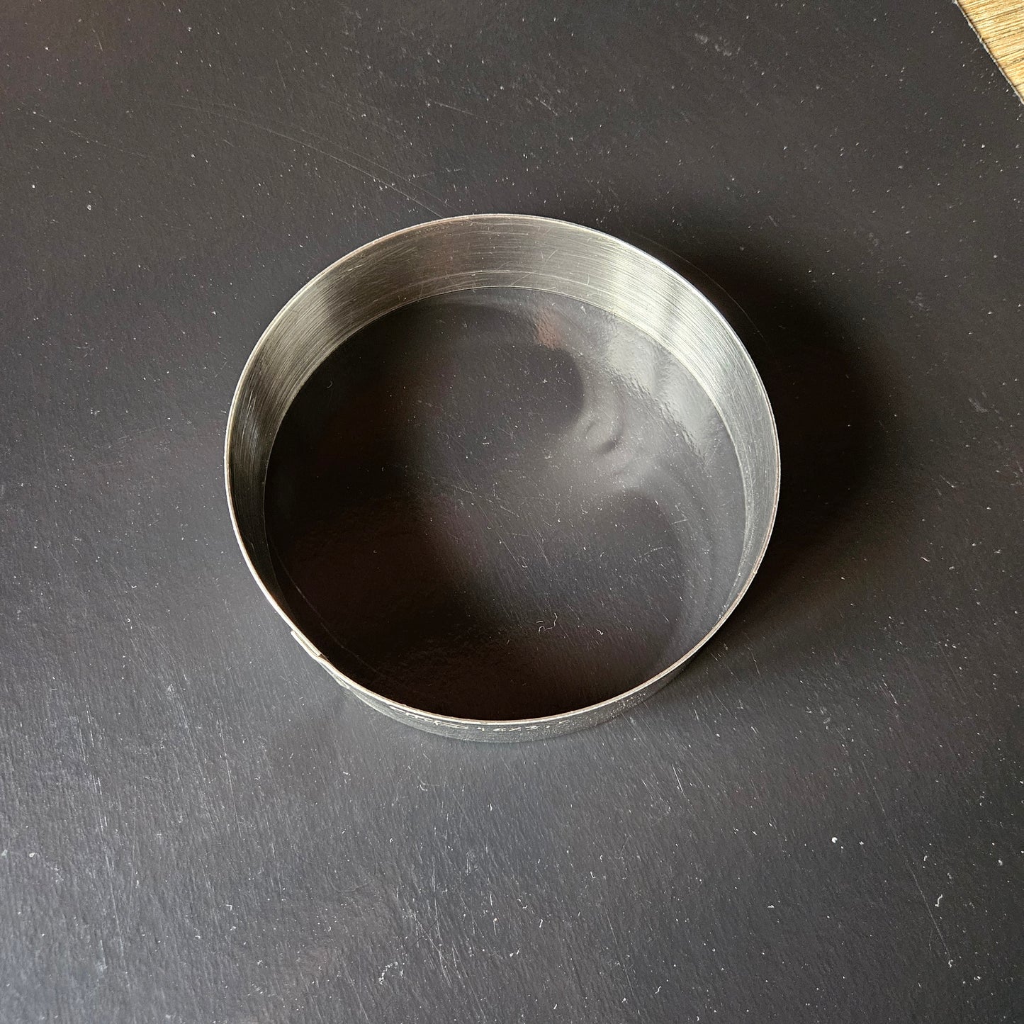 Cercle en inox Mallard Ferrière, hauteur 3.5 cm.