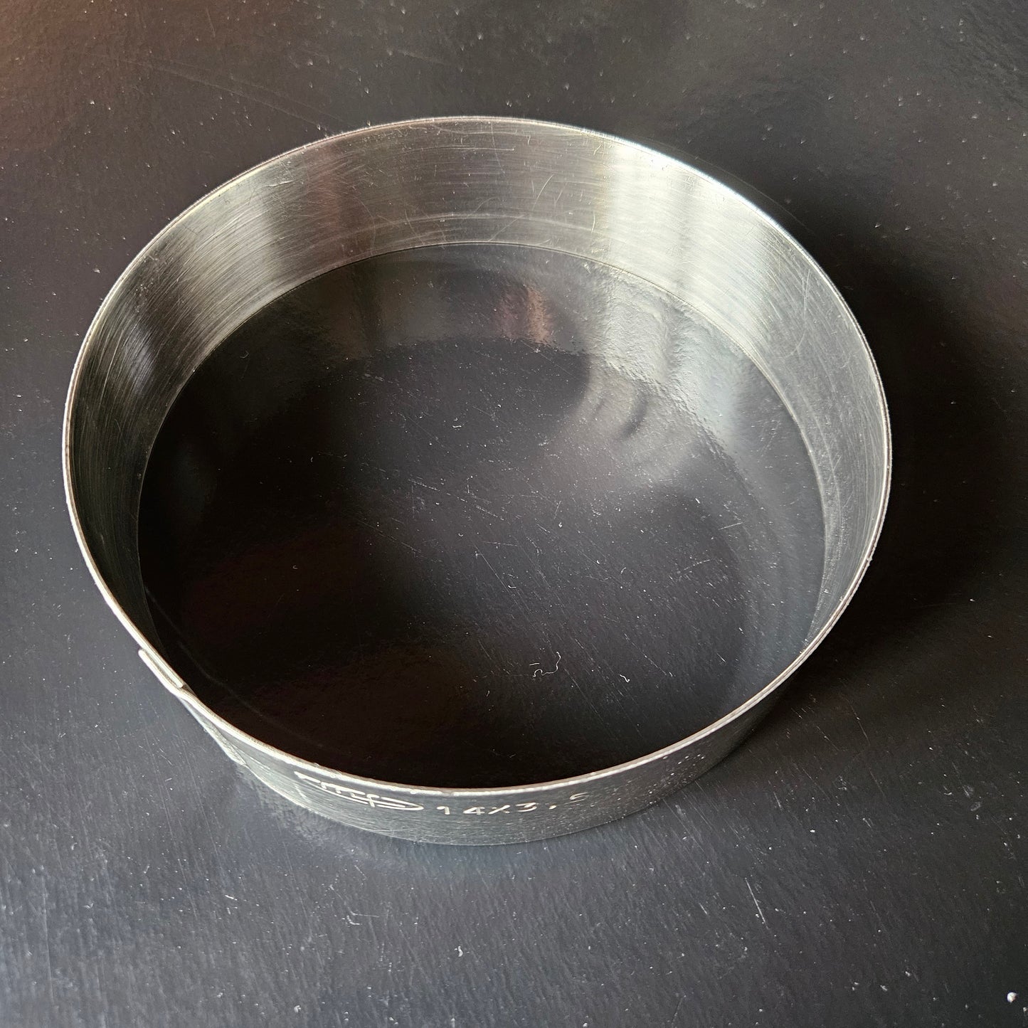 Cercle en inox Mallard Ferrière, hauteur 3.5 cm.