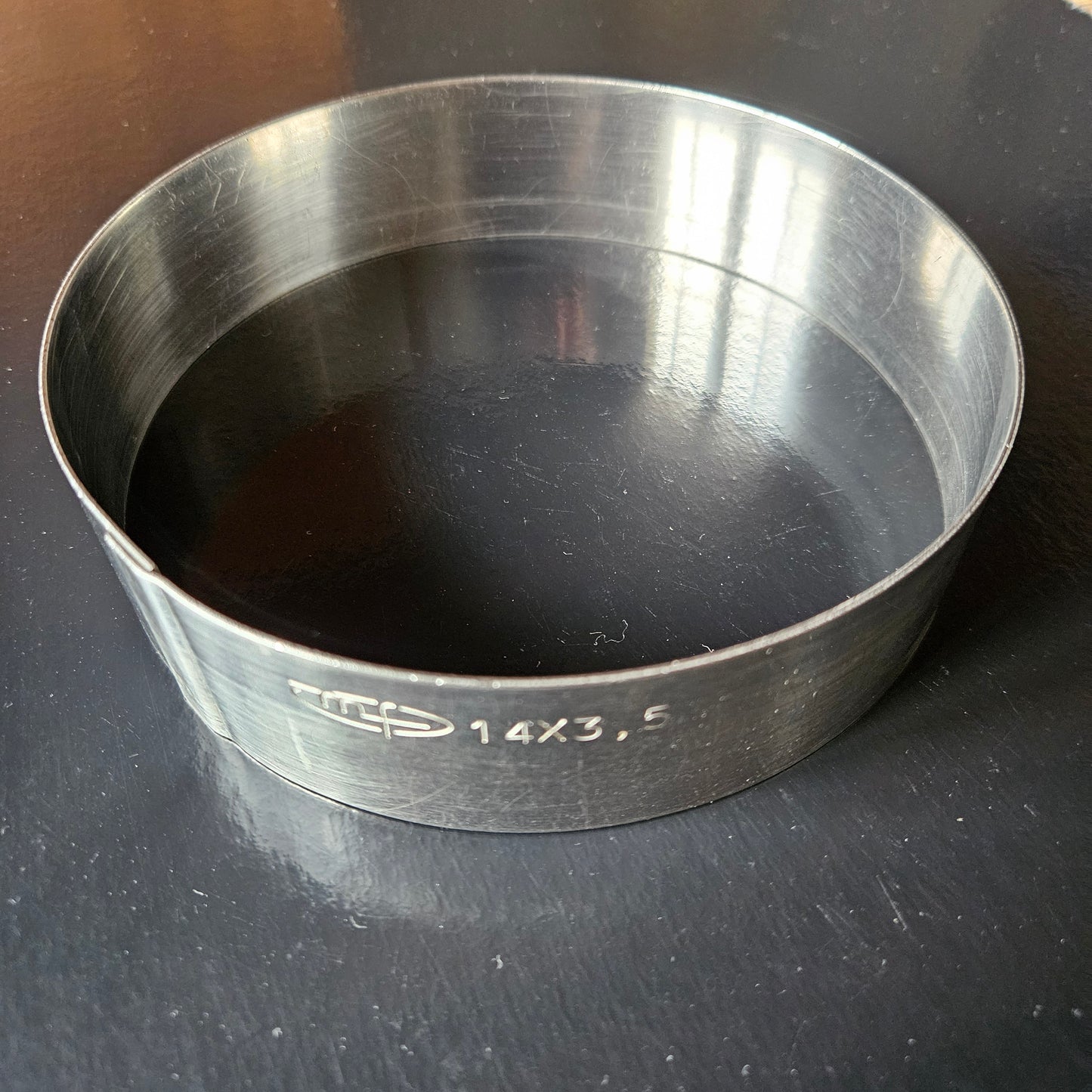 Cercle en inox Mallard Ferrière, hauteur 3.5 cm.