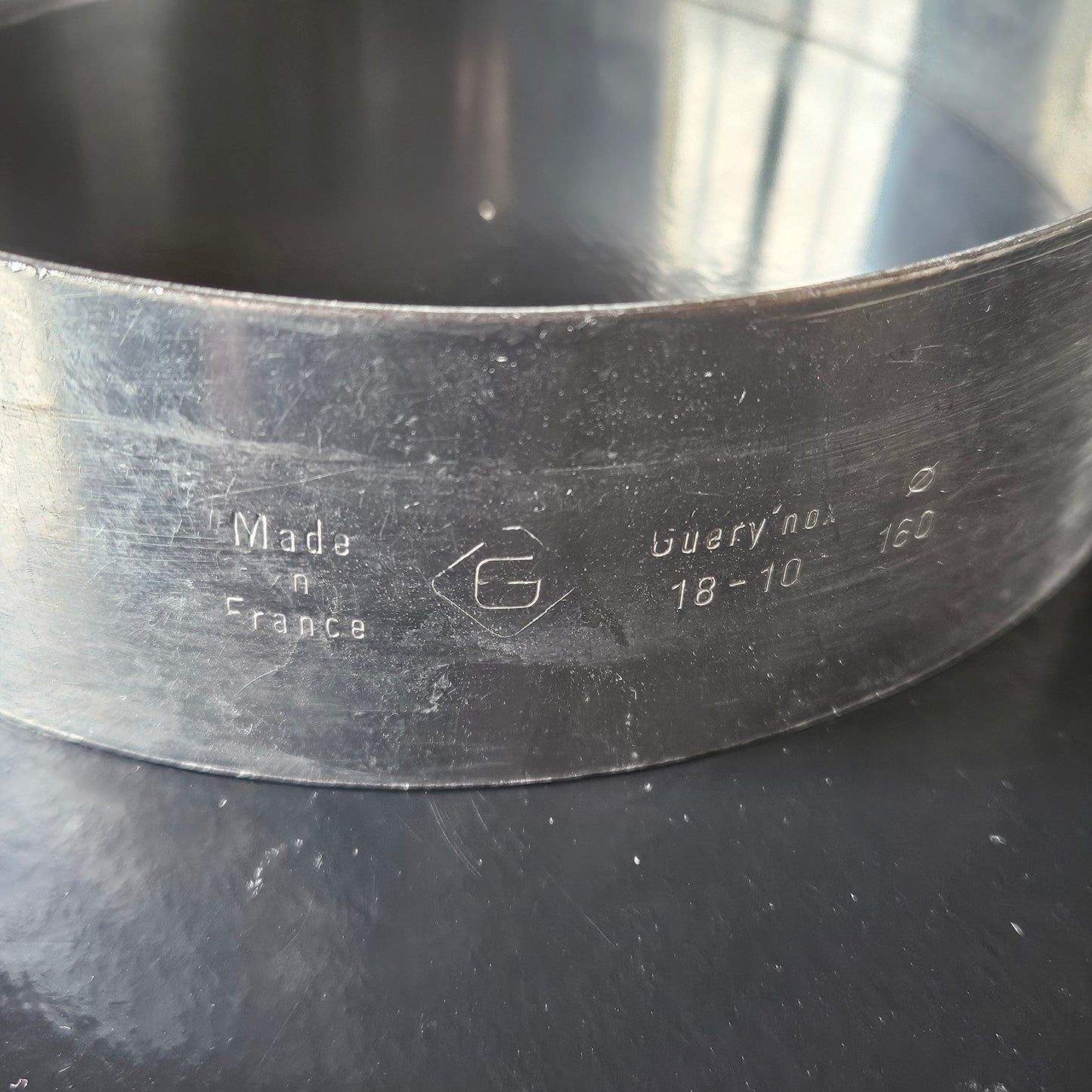 Cercle en inox Guéry'nox, hauteur 4.5 cm.