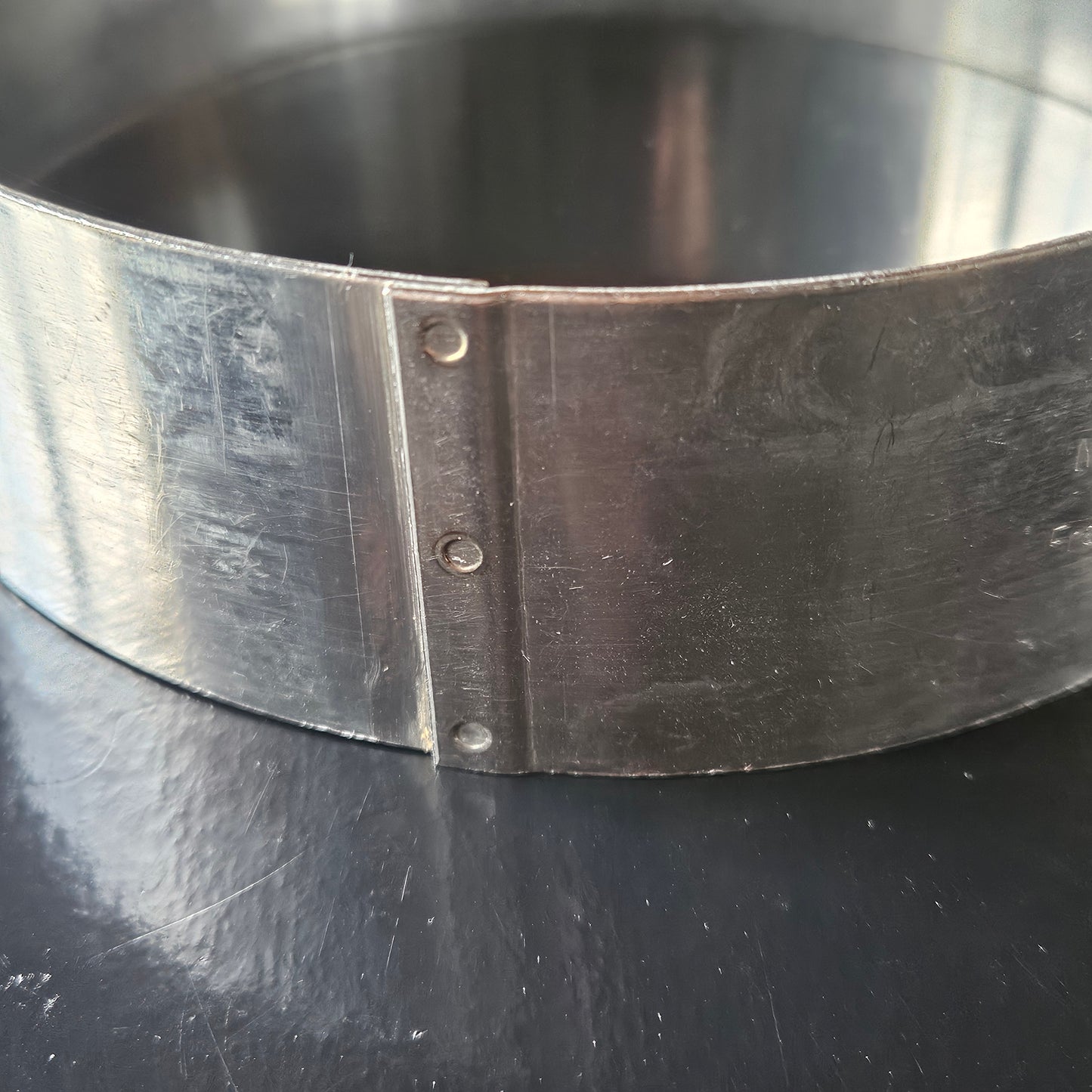 Cercle en inox Guéry'nox, hauteur 4.5 cm.