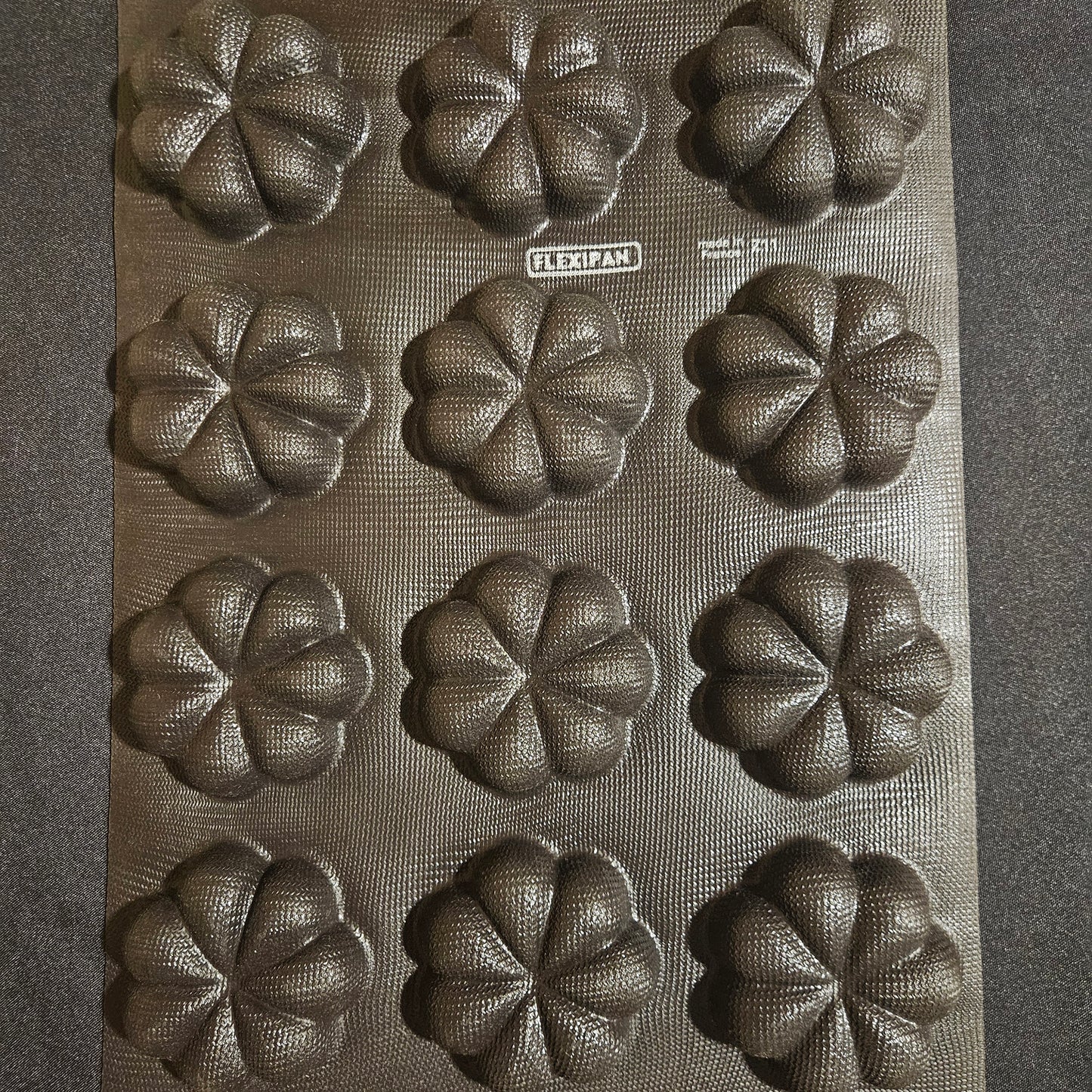 Moule en silicone 12 fleurs / marguerites Flexipan