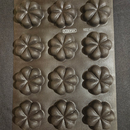 Moule en silicone 12 fleurs / marguerites Flexipan