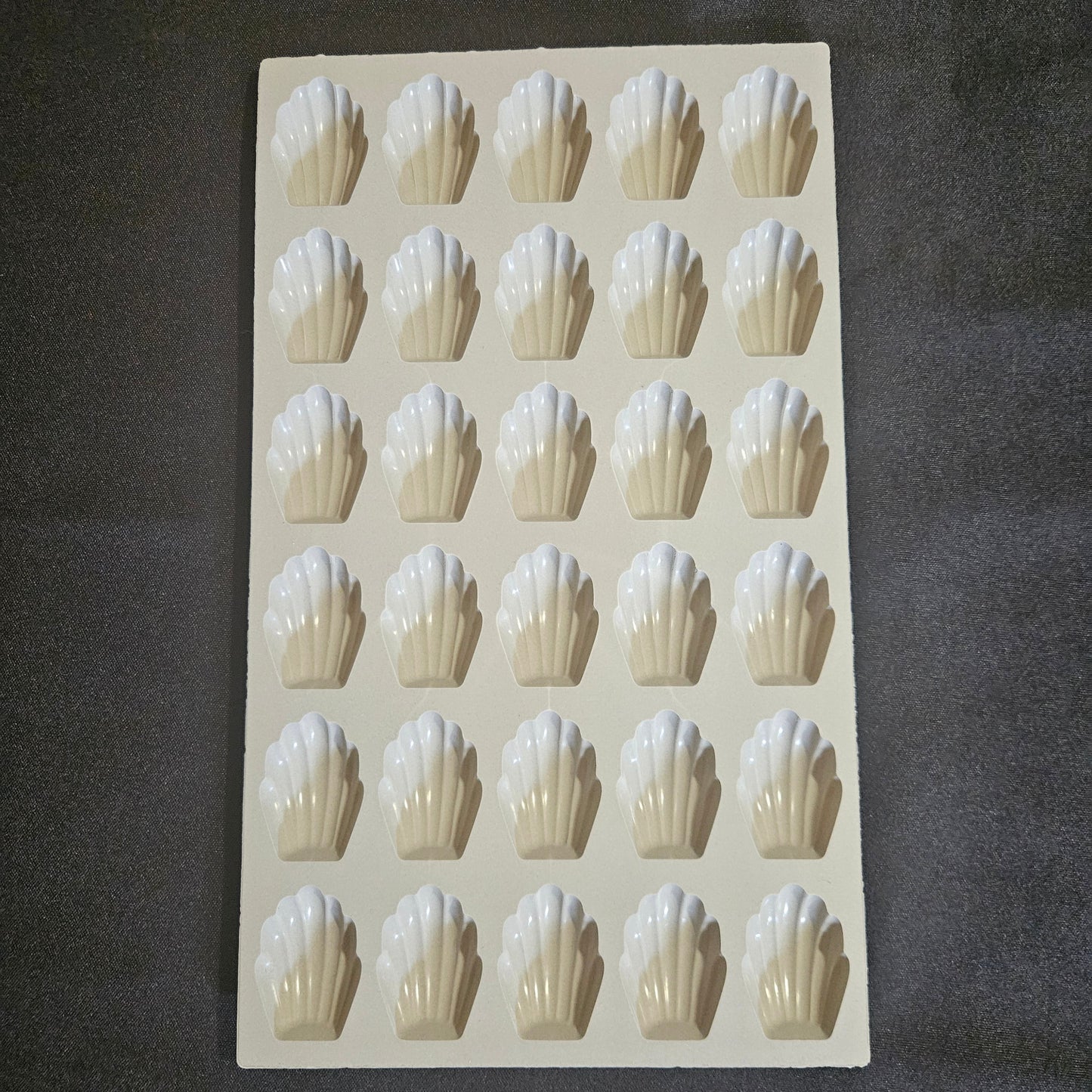 Moule en silicone 30 mini madeleines De Buyer