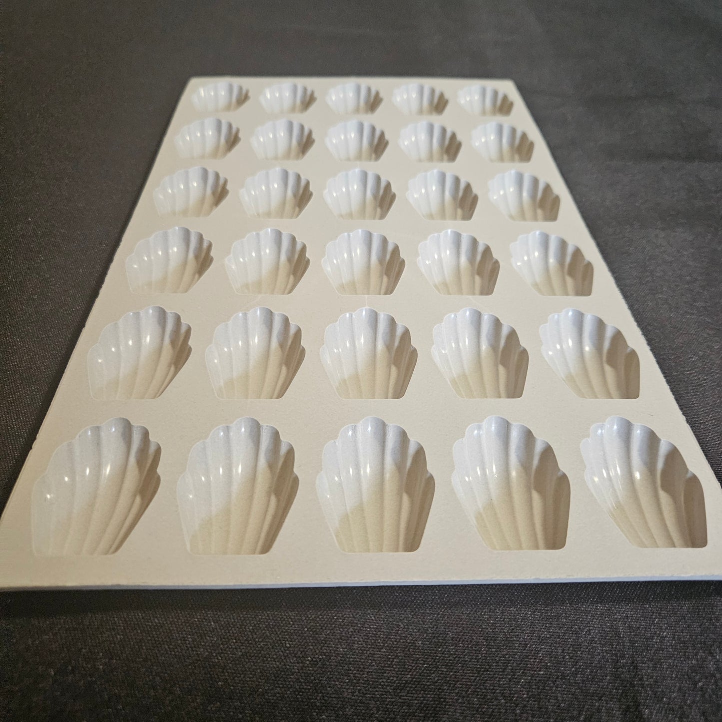 Moule en silicone 30 mini madeleines De Buyer