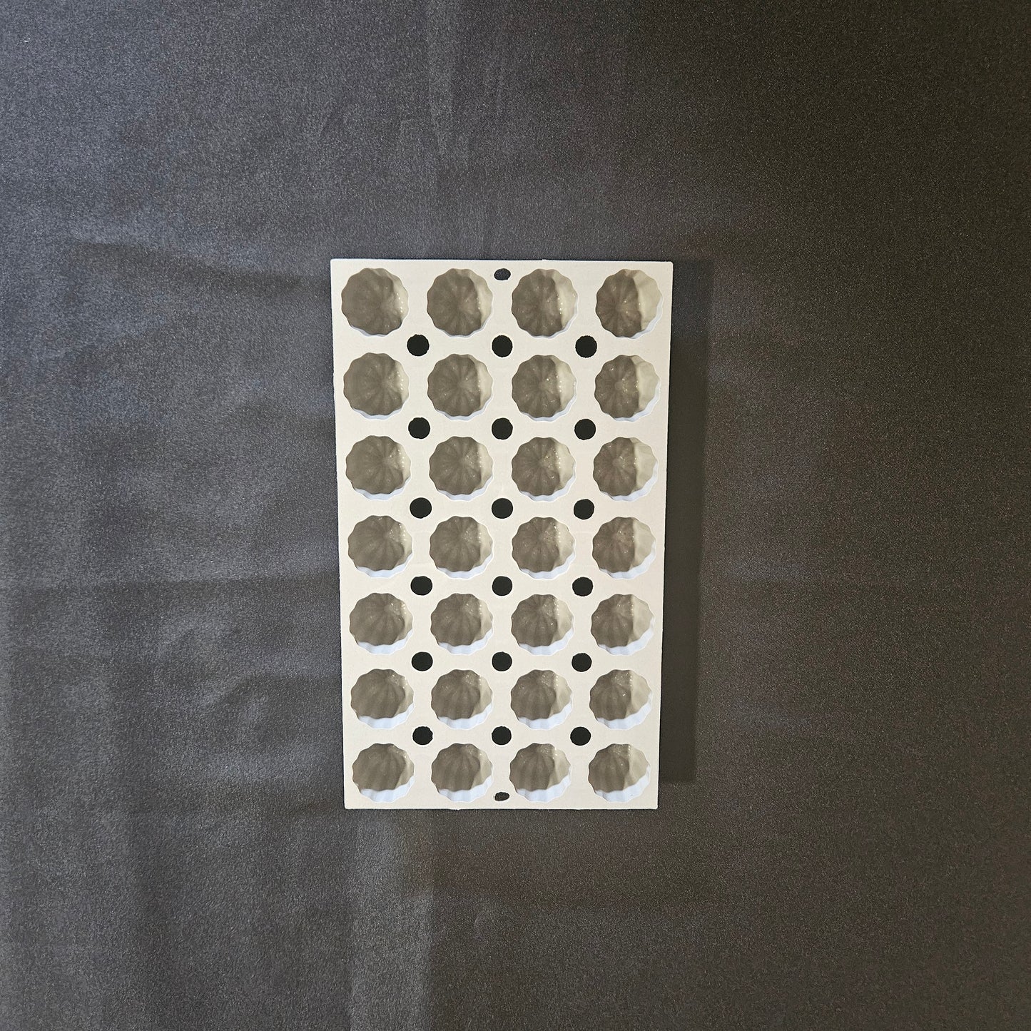Moule en silicone 28 mini cannelés De Buyer