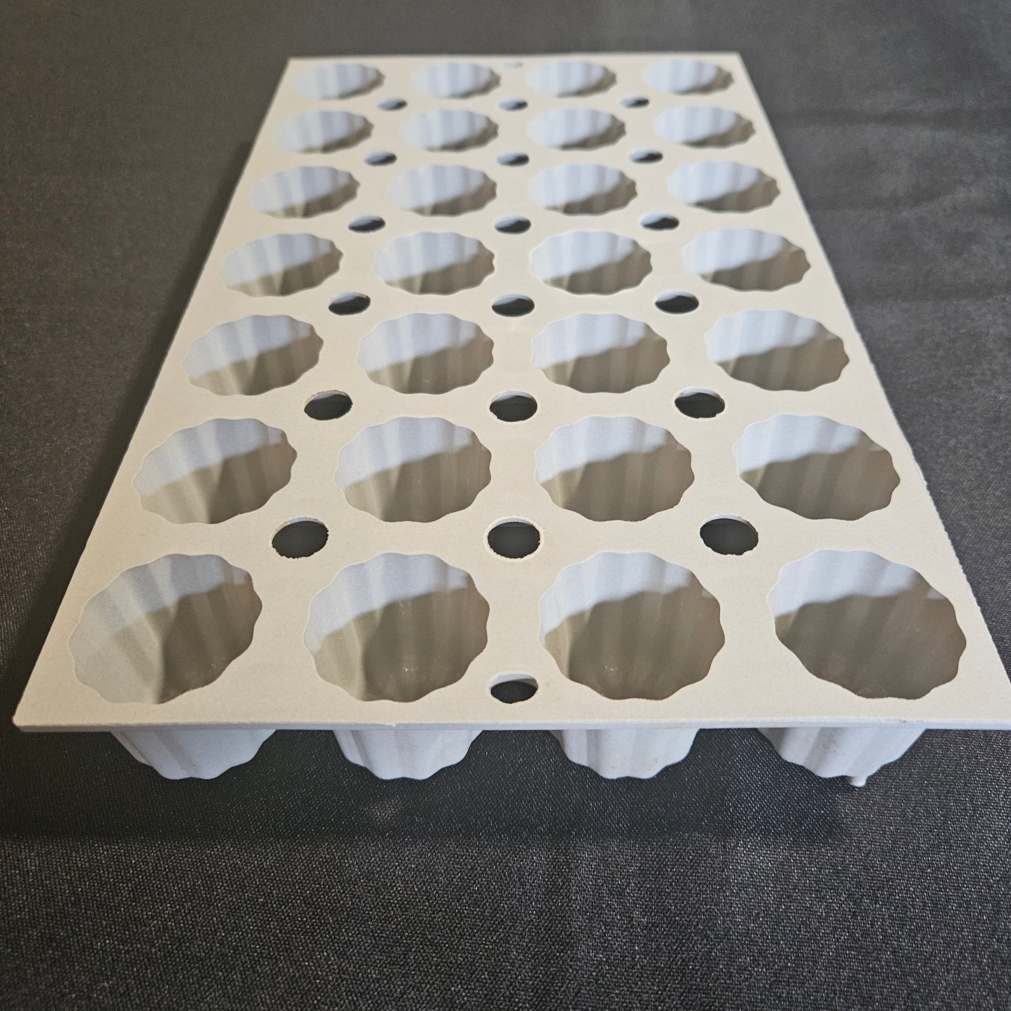 Moule en silicone 28 mini cannelés De Buyer