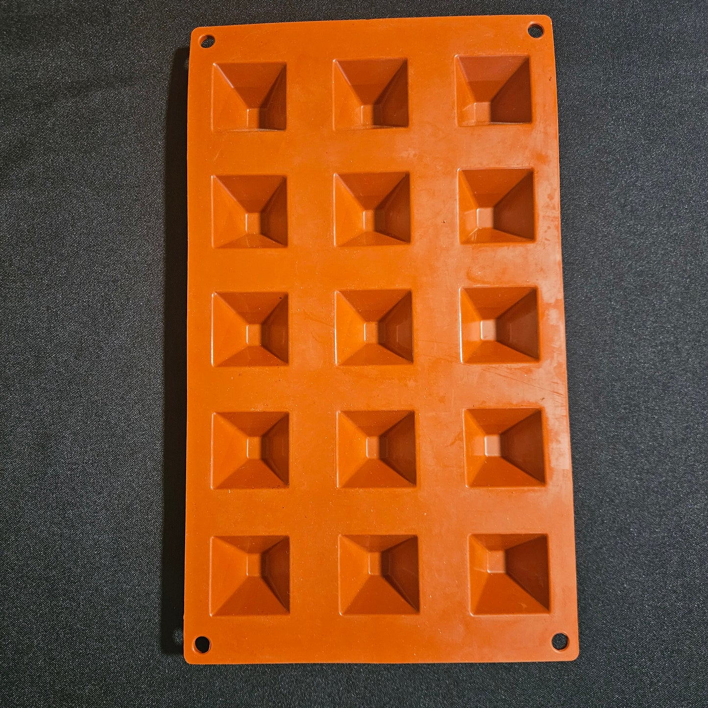 Moule en silicone mini pyramides Pavoni