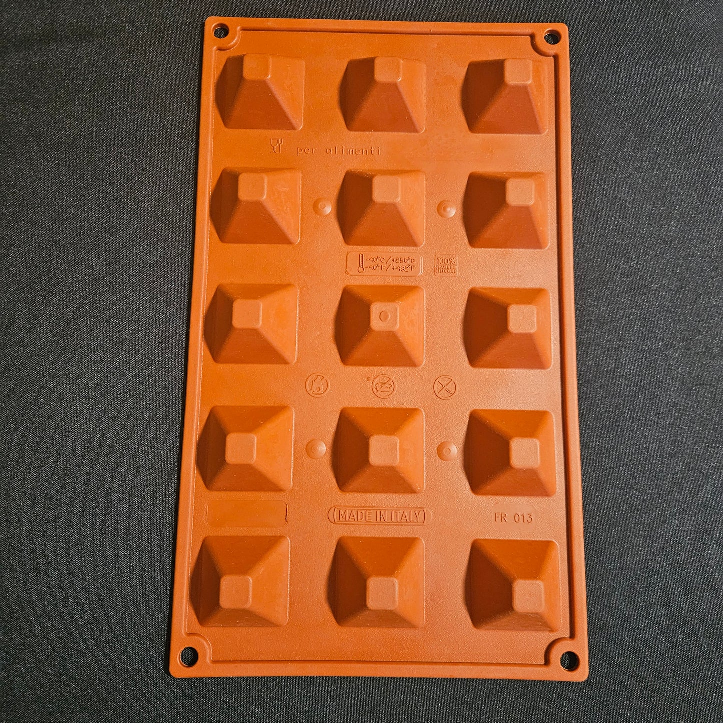 Moule en silicone mini pyramides Pavoni