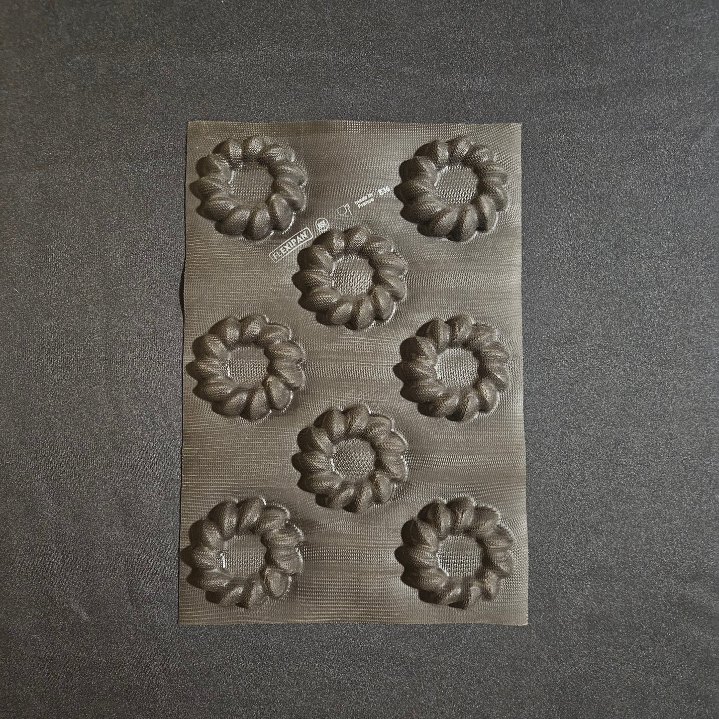 Moule en silicone 12 couronnes / Saint Honoré Flexipan
