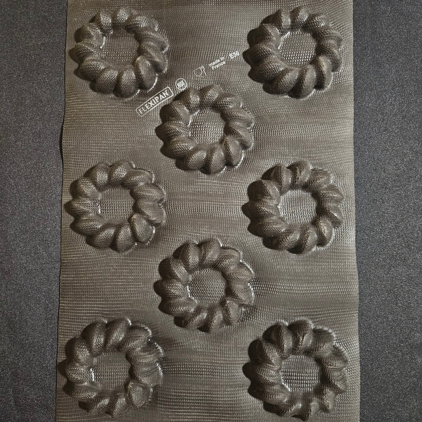 Moule en silicone 12 couronnes / Saint Honoré Flexipan