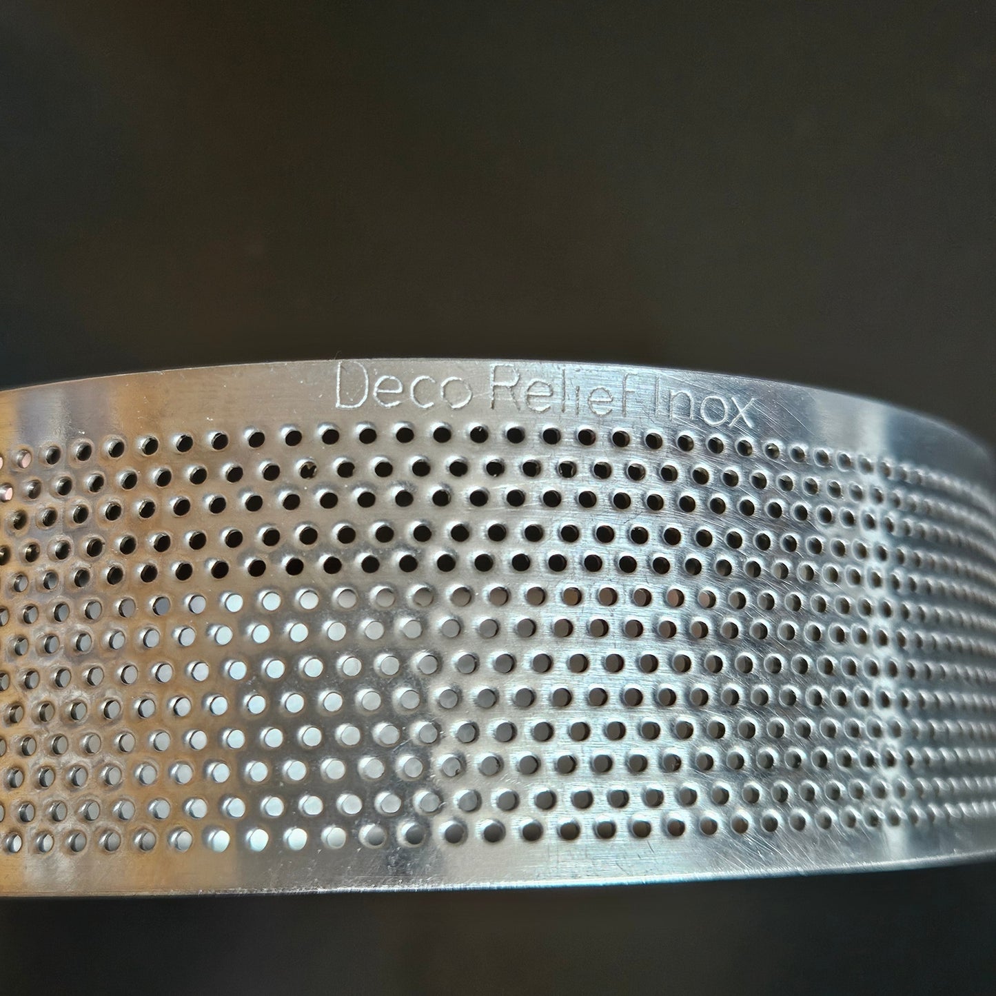 Cercle en inox perforés DécoRelief, Hauteur 3.5 cm.