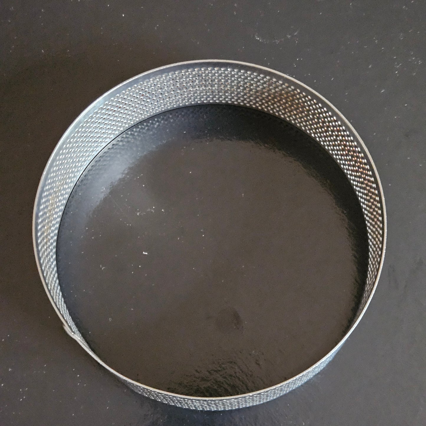 Cercle en inox perforés DécoRelief, Hauteur 3.5 cm.