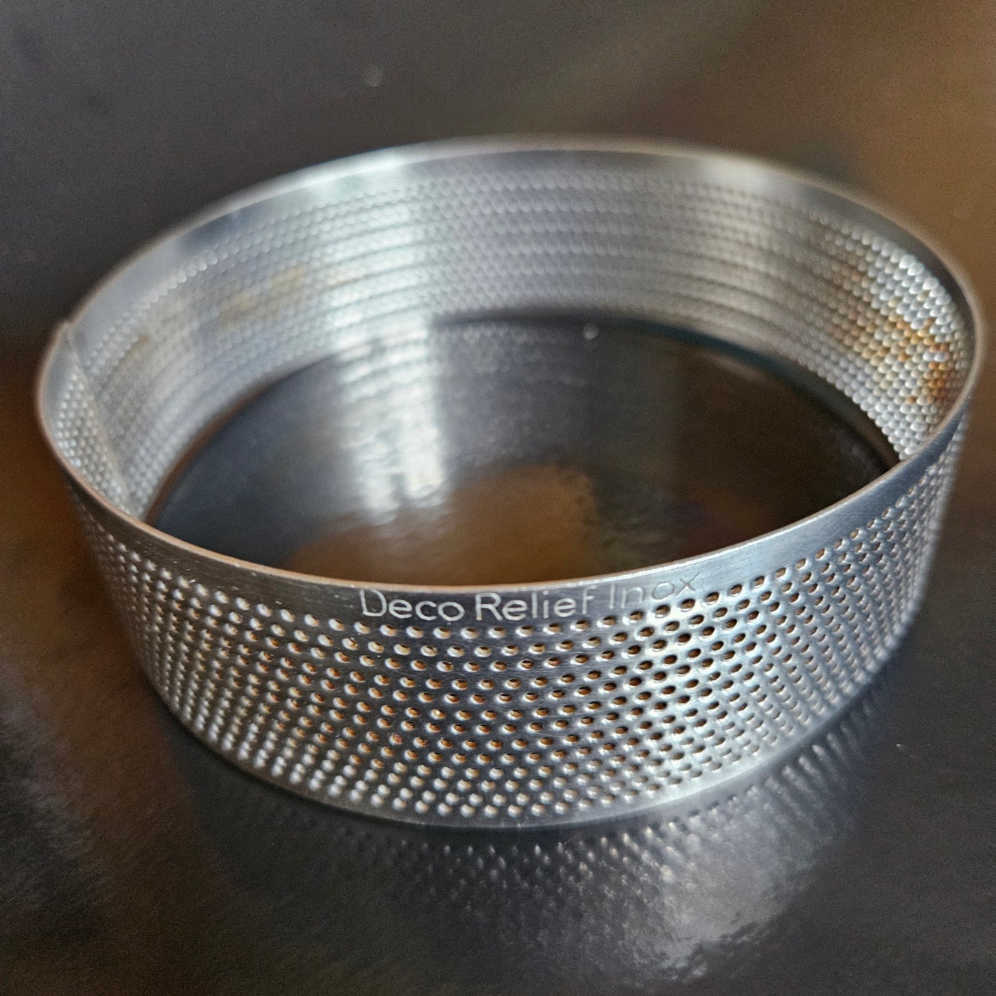 Cercle en inox perforés DécoRelief, Hauteur 3.5 cm.