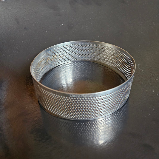 Cercle en inox perforés DécoRelief, Hauteur 3.5 cm.