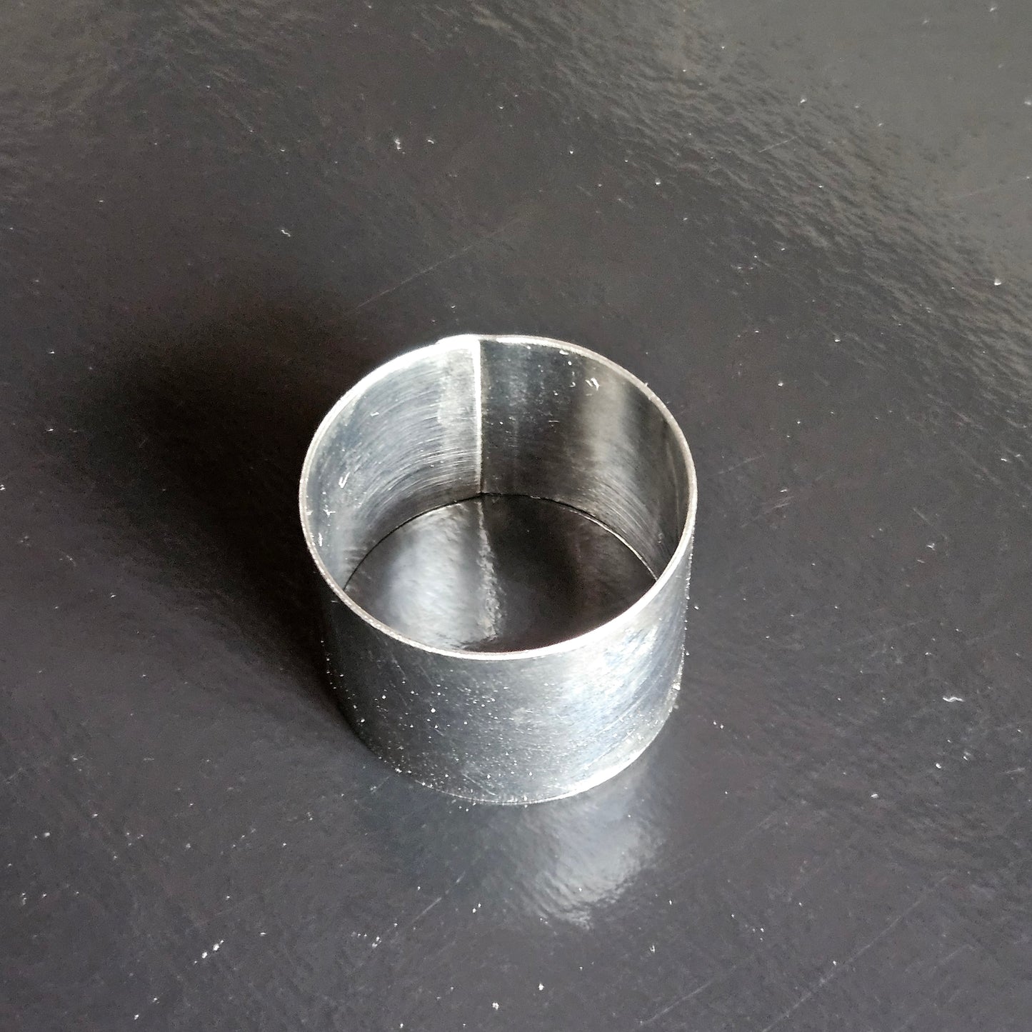 Cercle en inox, hauteur 3cm.