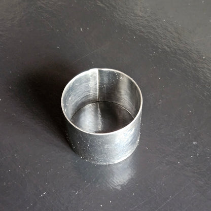 Cercle en inox, hauteur 3cm.