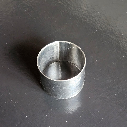 Cercle en inox, hauteur 3cm.