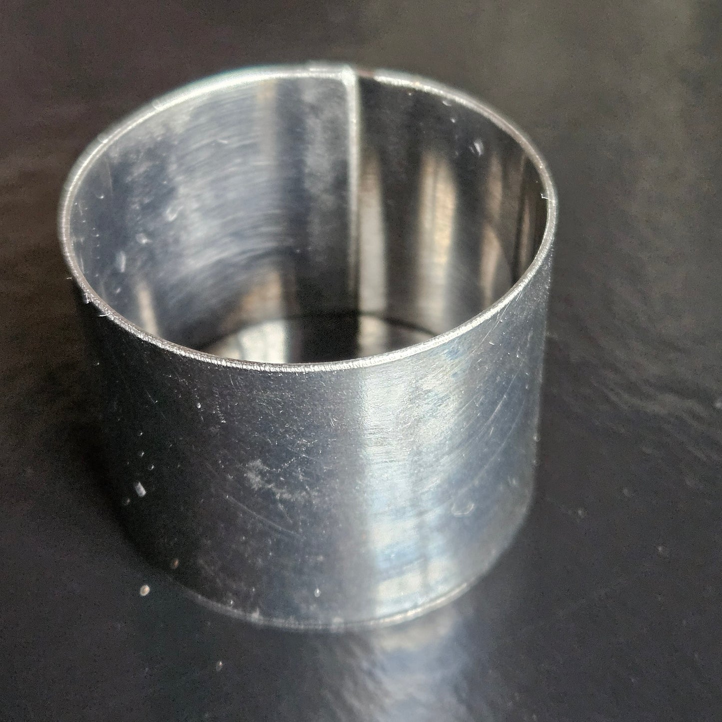 Cercle en inox, hauteur 3cm.