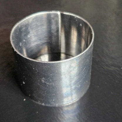 Cercle en inox, hauteur 3cm.