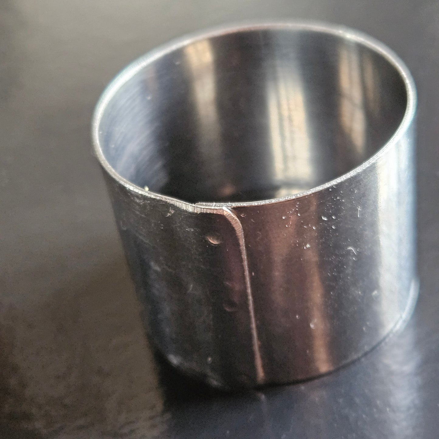 Cercle en inox, hauteur 3cm.
