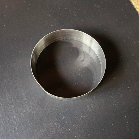 Cercle en inox Mallard Ferrière, hauteur 3.5 cm.