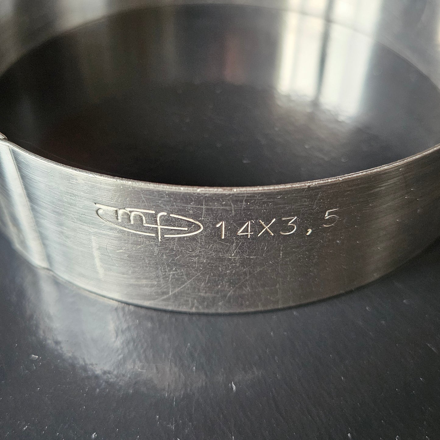 Cercle en inox Mallard Ferrière, hauteur 3.5 cm.