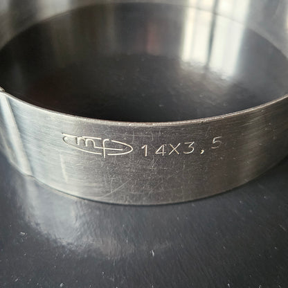 Cercle en inox Mallard Ferrière, hauteur 3.5 cm.