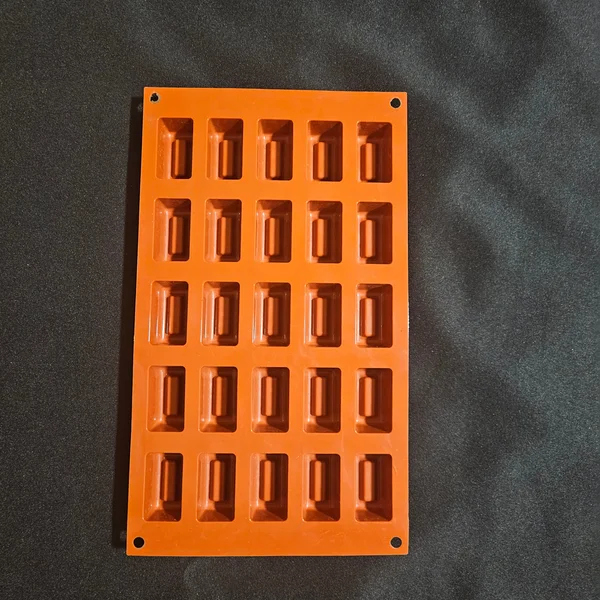 Moule en silicone mini financiers creusés Silikomart – Image 2