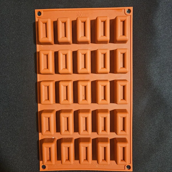 Moule en silicone mini financiers creusés Silikomart – Image 5